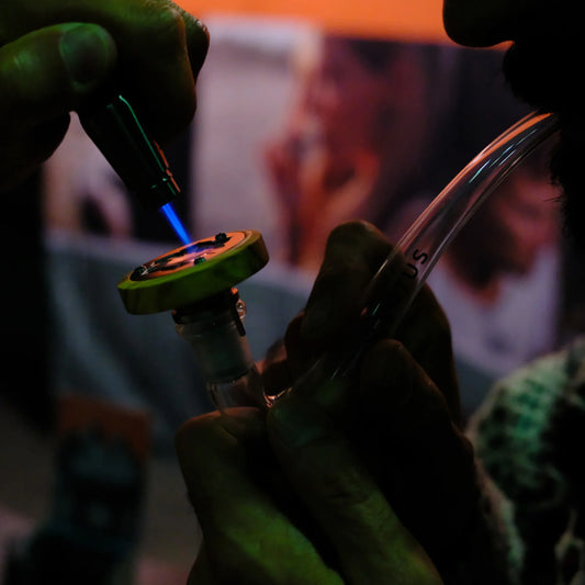 Lotus Vaporizer richtig benutzen: Flamme kreisen lassen, der Zug steuert die Hitze