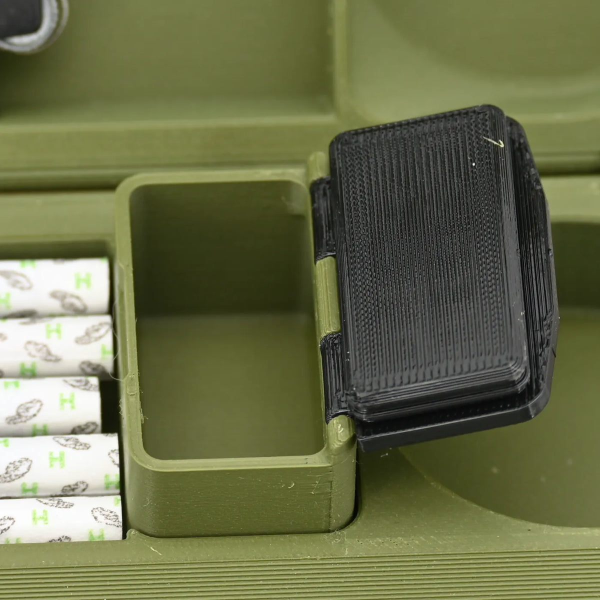 Baukasten-Mini-Olivgruen-Weed-Box-klein-mit-Grinder-und-Bauunterlage-kaufen-Bester-Headshop-Deutschland-Johnnys-Headshop