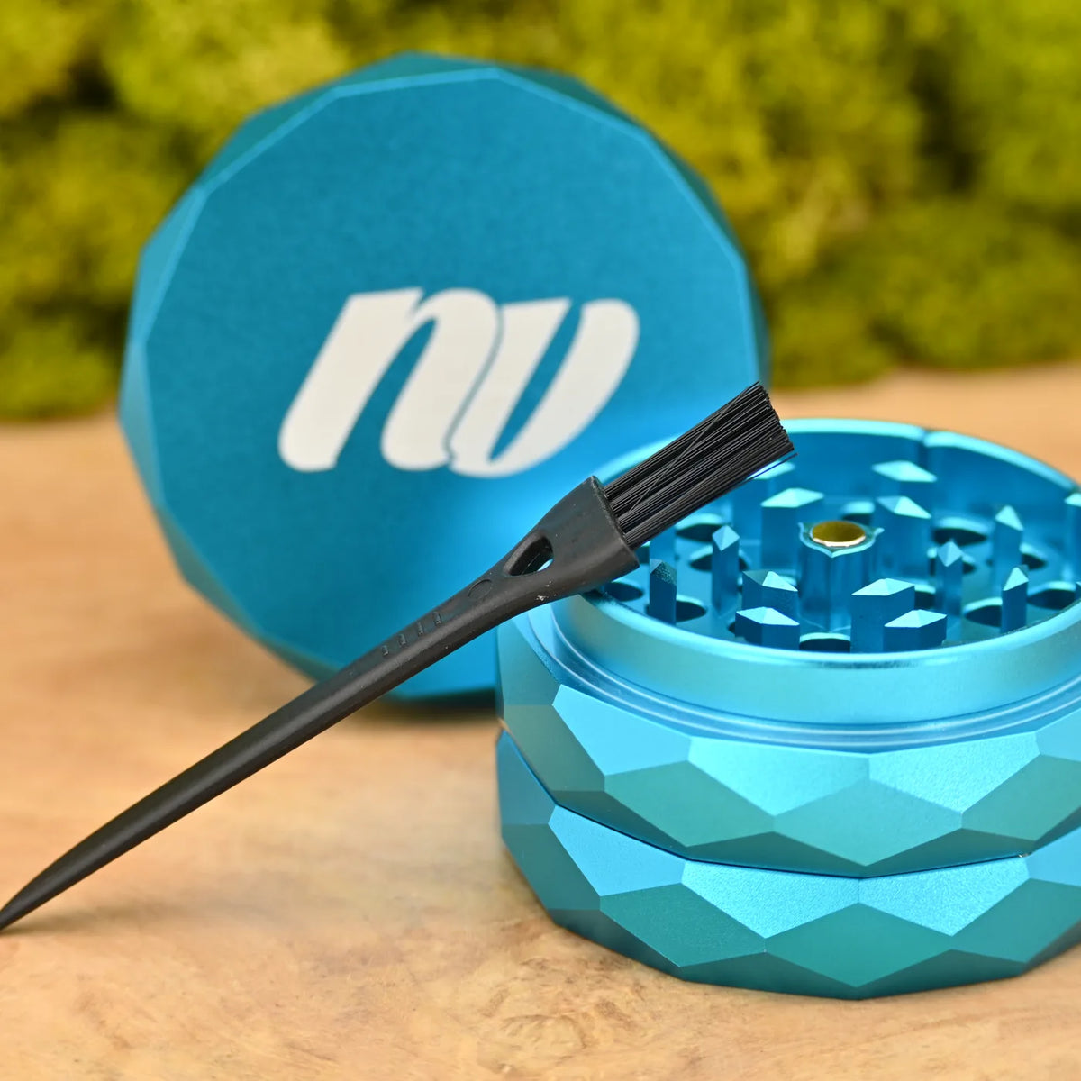 NV-Magnetic-Pyramid-Grinder-4-teilig-Sky-Blue-63mm-NVGRINDER-Alu-Grinder-Gras-Grinder-blau-Headshop-Zubehoer-Top-Qualitaet-Johnnys-Headshop