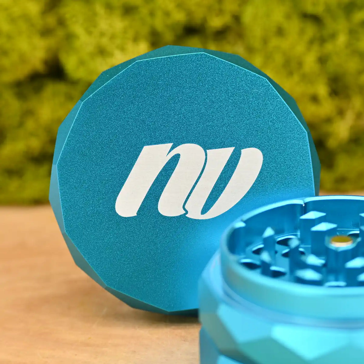 NV-Magnetic-Pyramid-Grinder-4-teilig-Sky-Blue-63mm-Grinder-Cannabis-4-teilig-Pyramid-Crusher-Dein-Headshop-fuer-Gras-Zubehoer-Johnnys-Headshop