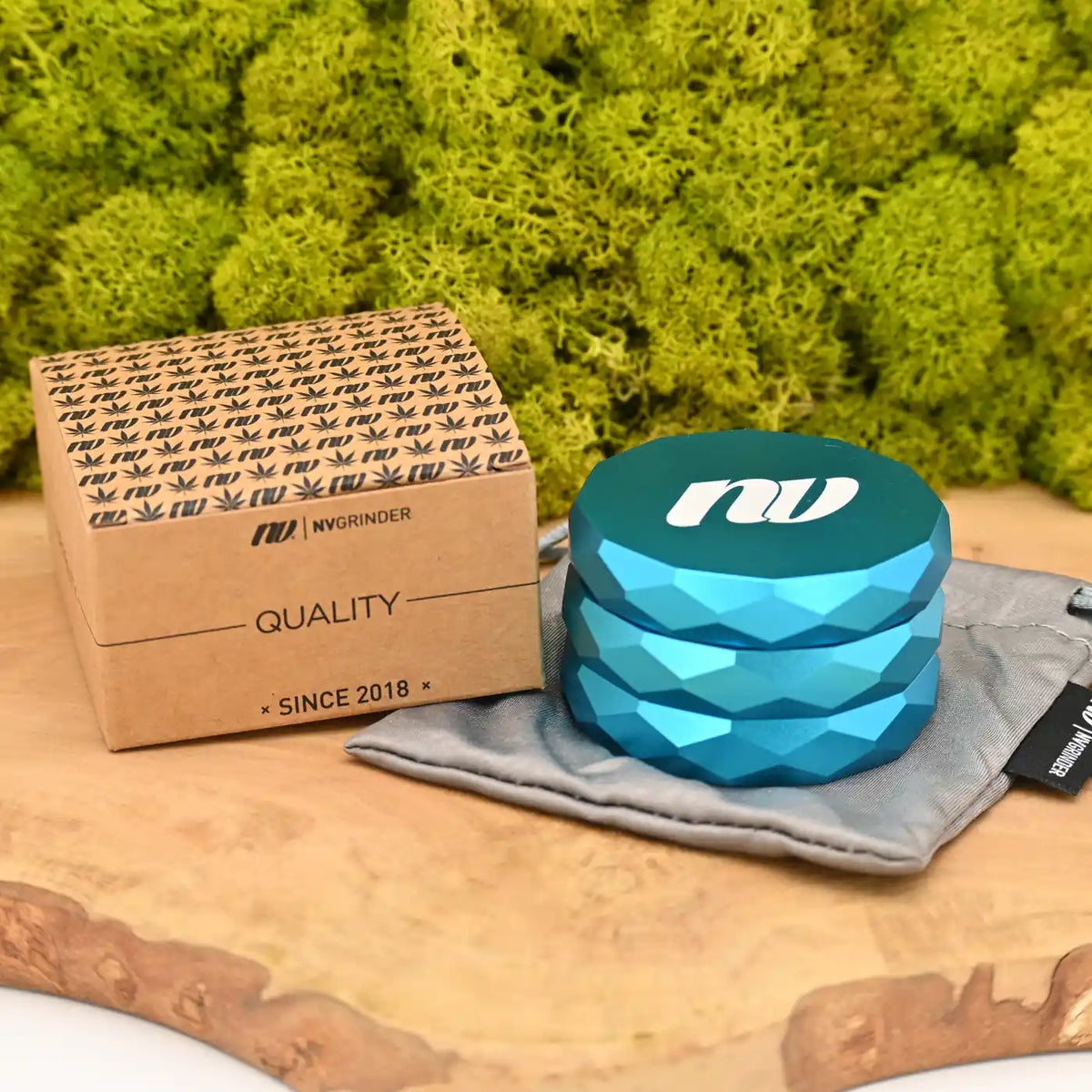 NV-Magnetic-Pyramid-Grinder-4-teilig-Sky-Blue-63mm-Grinder-4-teilig-Alu-Grinder-Weed-Magnet-Nr-1-Headshop-Deutschland-Johnnys-Headshop